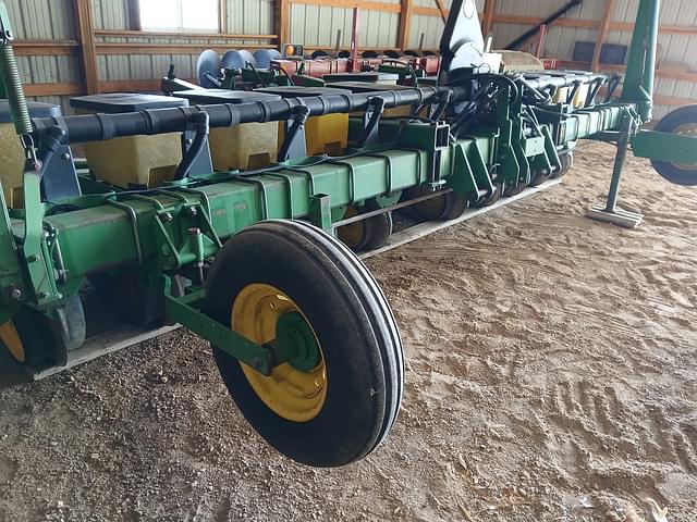 Image of John Deere 7300 equipment image 4