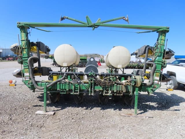 Image of John Deere 7300 equipment image 1