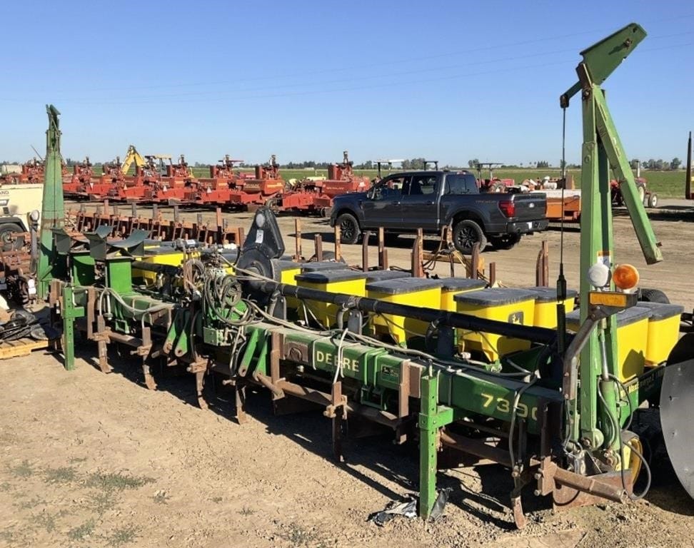 John Deere 7300 Equipment Image0