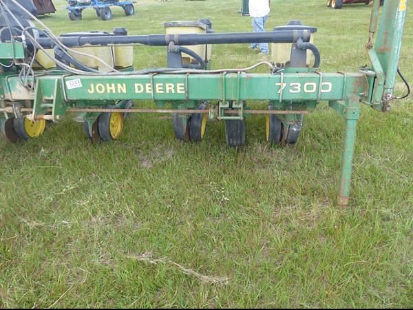 Image of John Deere 7300 equipment image 2