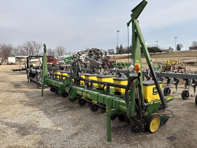 Image of John Deere 7300 equipment image 1