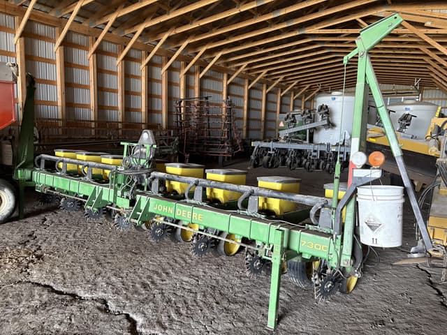 Image of John Deere 7300 equipment image 4