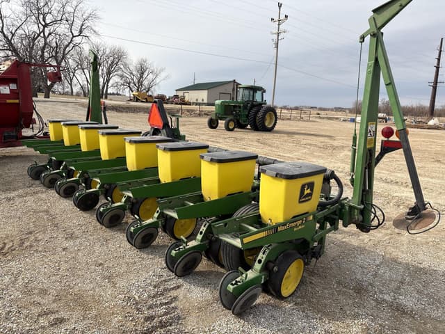 Image of John Deere 7300 equipment image 3