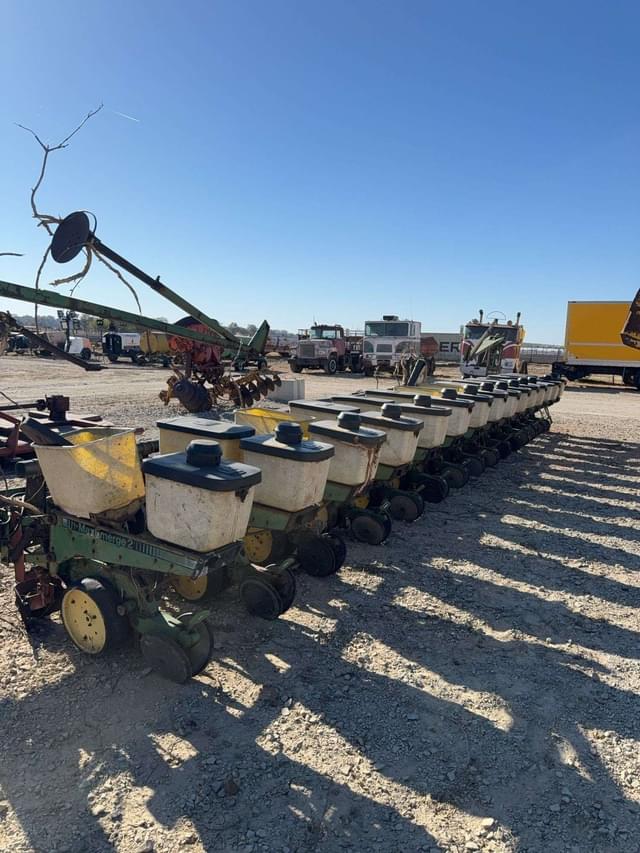 Image of John Deere 7300 equipment image 2