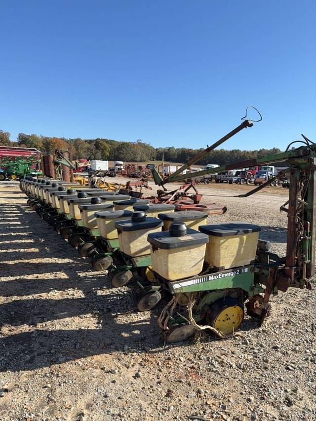 Image of John Deere 7300 equipment image 1