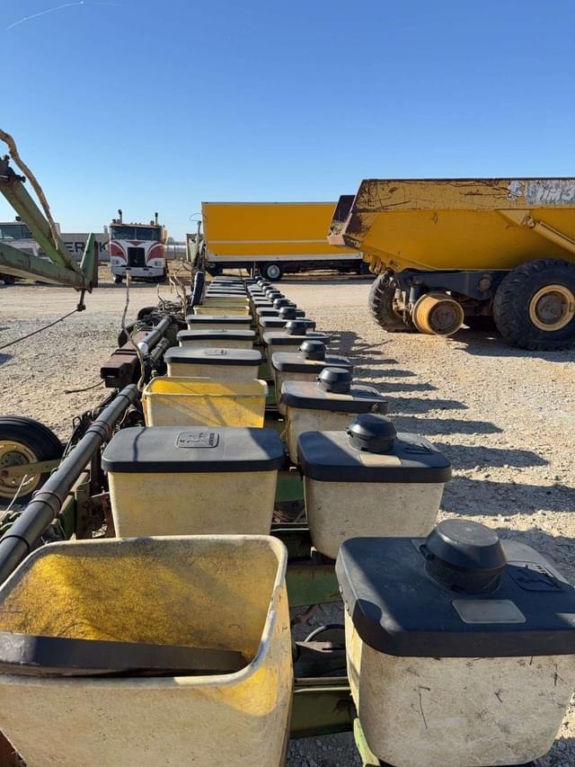 Image of John Deere 7300 equipment image 4