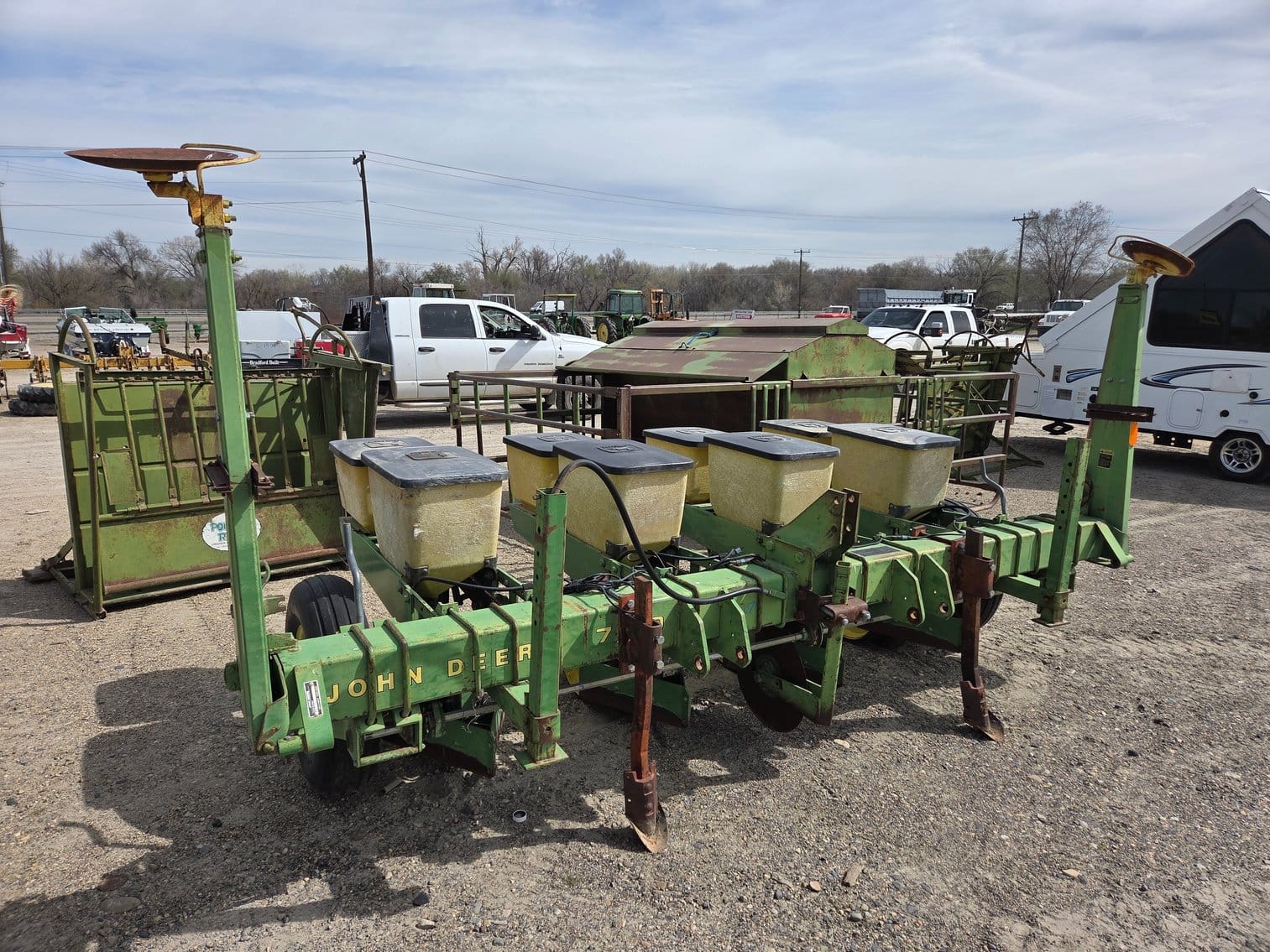 John Deere 7300 Equipment Image0