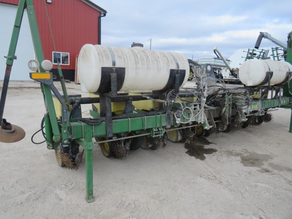 John Deere 7300 Equipment Image0