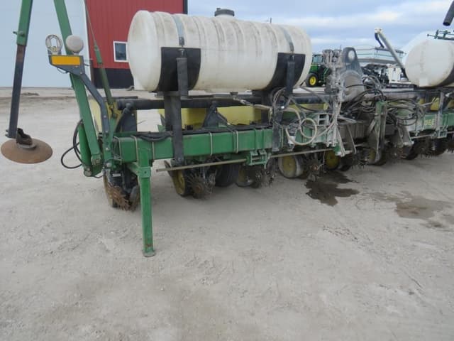 Image of John Deere 7300 equipment image 1