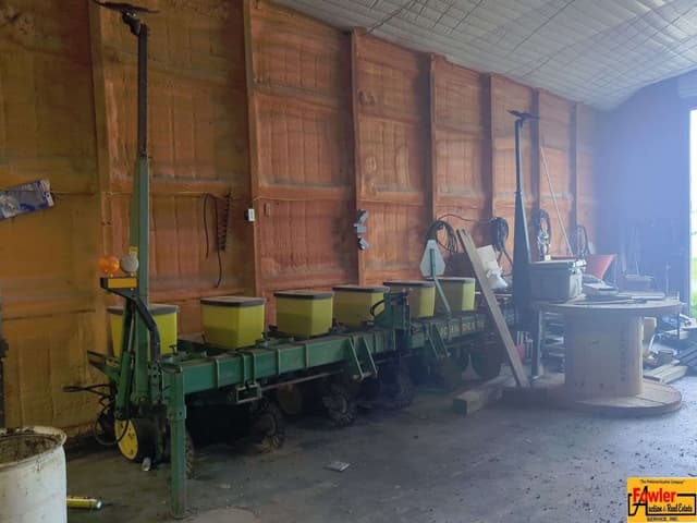 Image of John Deere 7300 equipment image 1