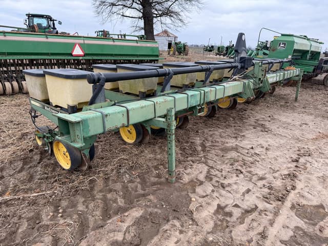 Image of John Deere 7300 equipment image 1