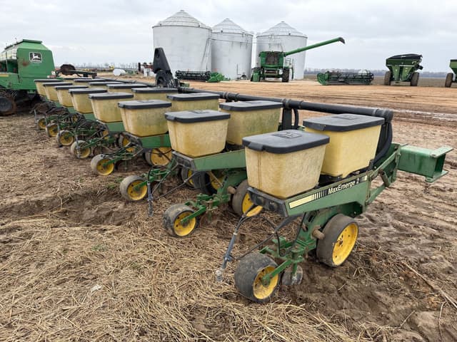 Image of John Deere 7300 equipment image 2