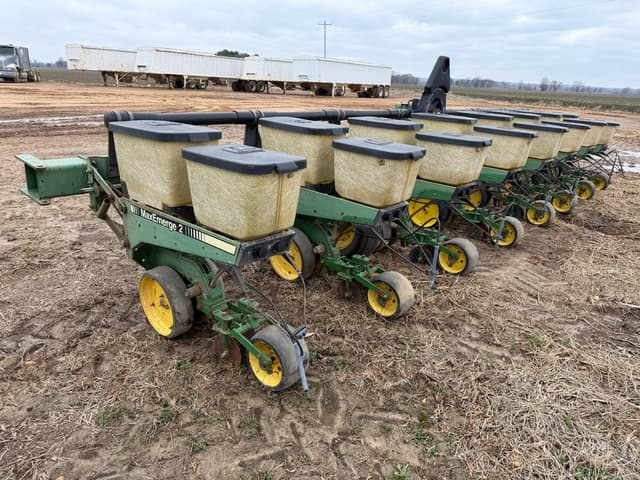 Image of John Deere 7300 equipment image 3