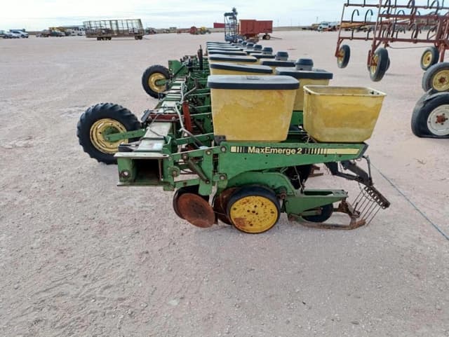 Image of John Deere 7300 equipment image 1