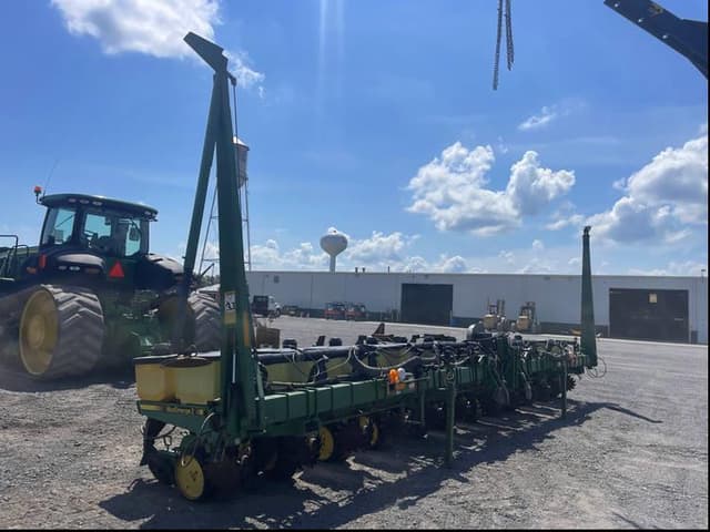 Image of John Deere 7300 equipment image 1