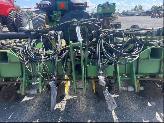 Image of John Deere 7300 equipment image 4