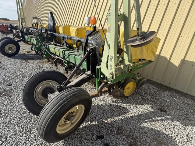 Image of John Deere 7300 equipment image 1