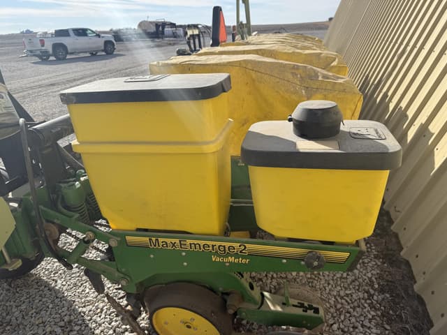 Image of John Deere 7300 equipment image 4