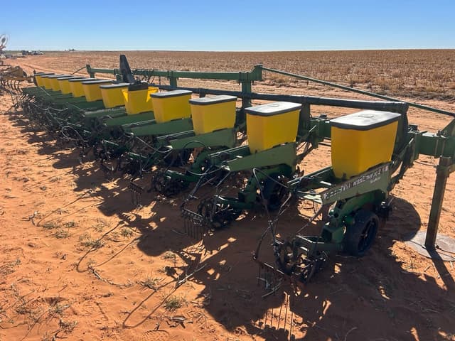 Image of John Deere 7300 equipment image 3