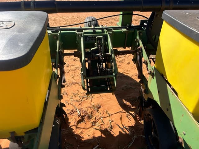 Image of John Deere 7300 equipment image 4