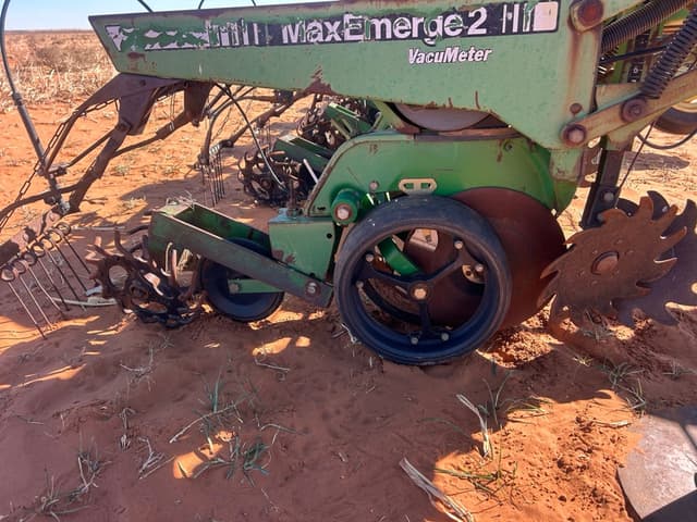 Image of John Deere 7300 equipment image 2