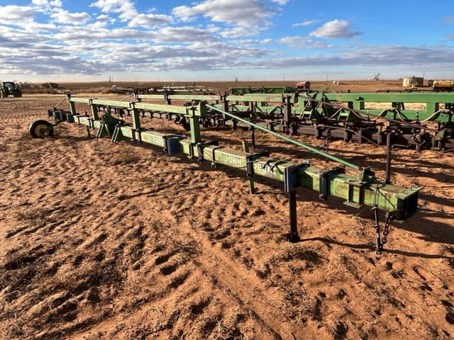 Image of John Deere 7300 equipment image 1