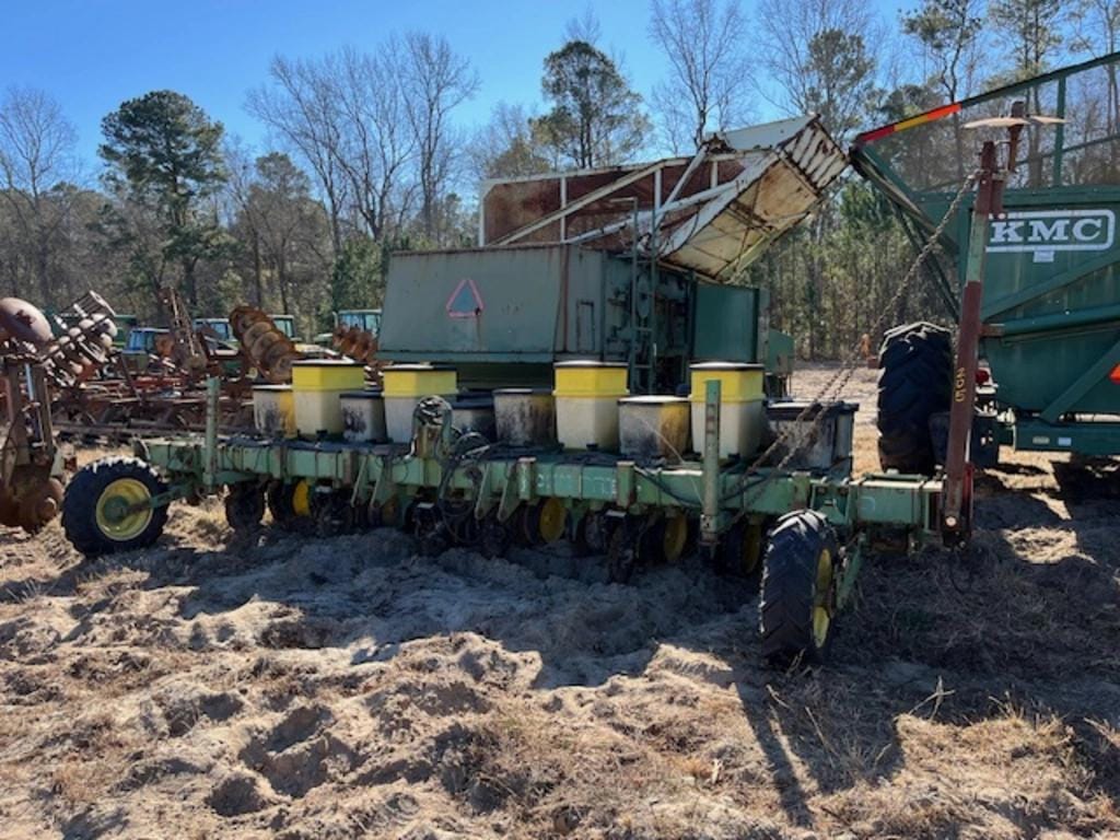 John Deere 7300 Equipment Image0