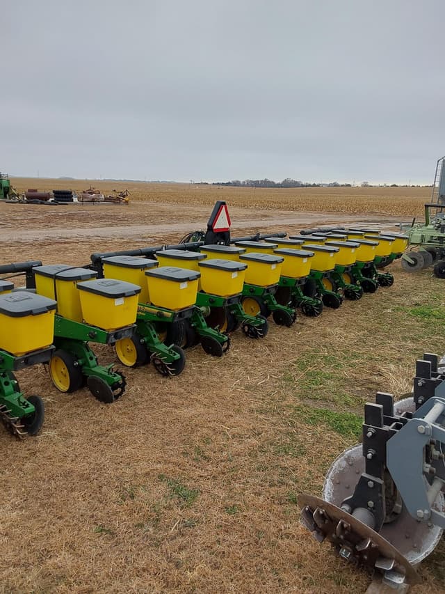 Image of John Deere 7300 equipment image 2