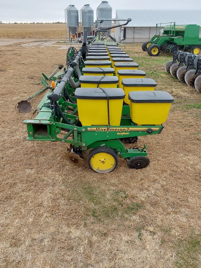 Image of John Deere 7300 equipment image 1