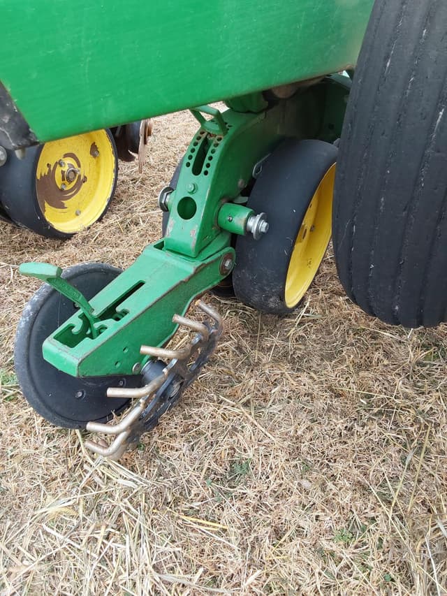 Image of John Deere 7300 equipment image 4