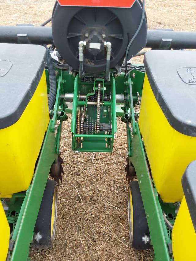 Image of John Deere 7300 equipment image 3