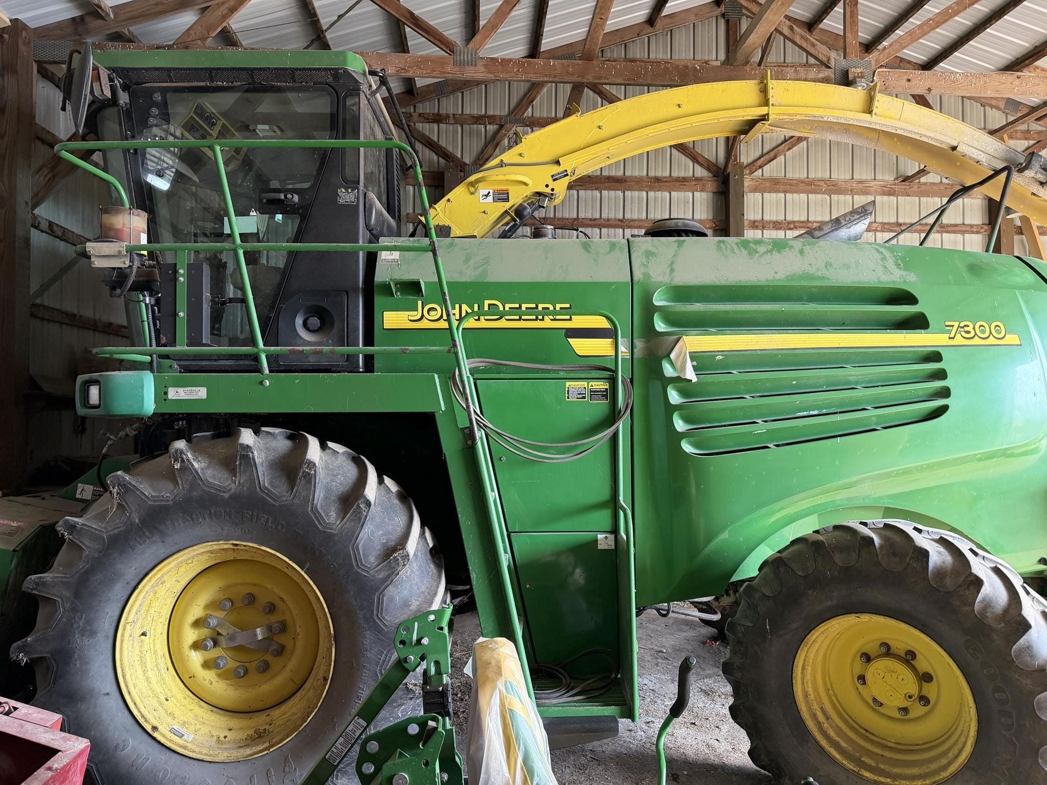 John Deere 7300 Equipment Image0