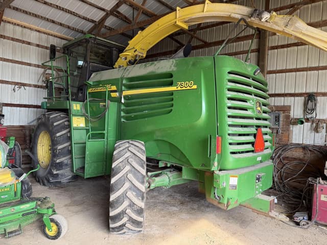 Image of John Deere 7300 equipment image 1