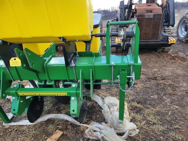 Image of John Deere 7300 equipment image 3