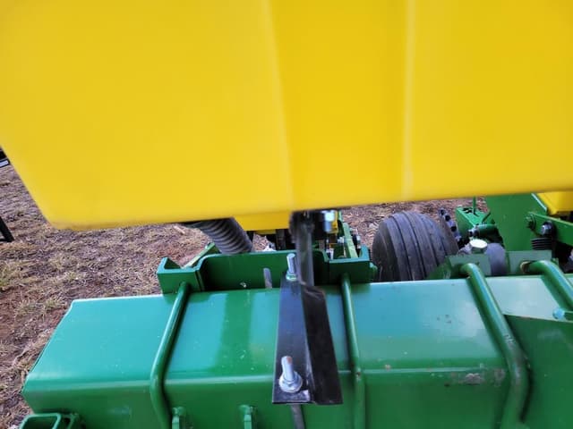 Image of John Deere 7300 equipment image 4