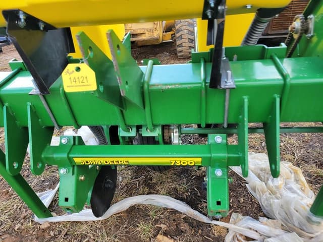 Image of John Deere 7300 equipment image 2