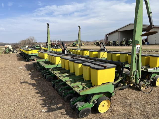 Image of John Deere 7300 equipment image 2