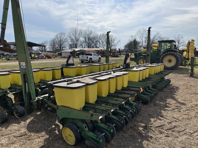 Image of John Deere 7300 equipment image 1