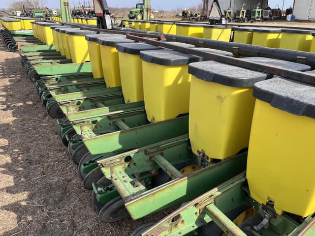 Image of John Deere 7300 equipment image 4