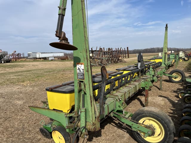 Image of John Deere 7300 equipment image 3