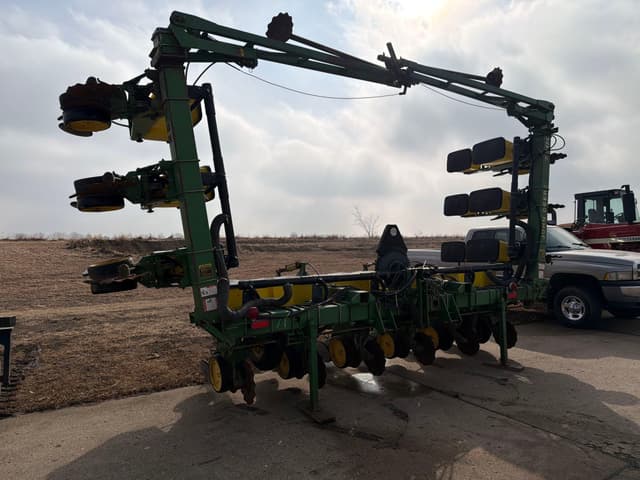 Image of John Deere 7300 equipment image 3