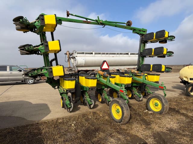 Image of John Deere 7300 equipment image 1