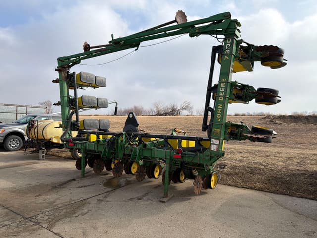 Image of John Deere 7300 equipment image 2