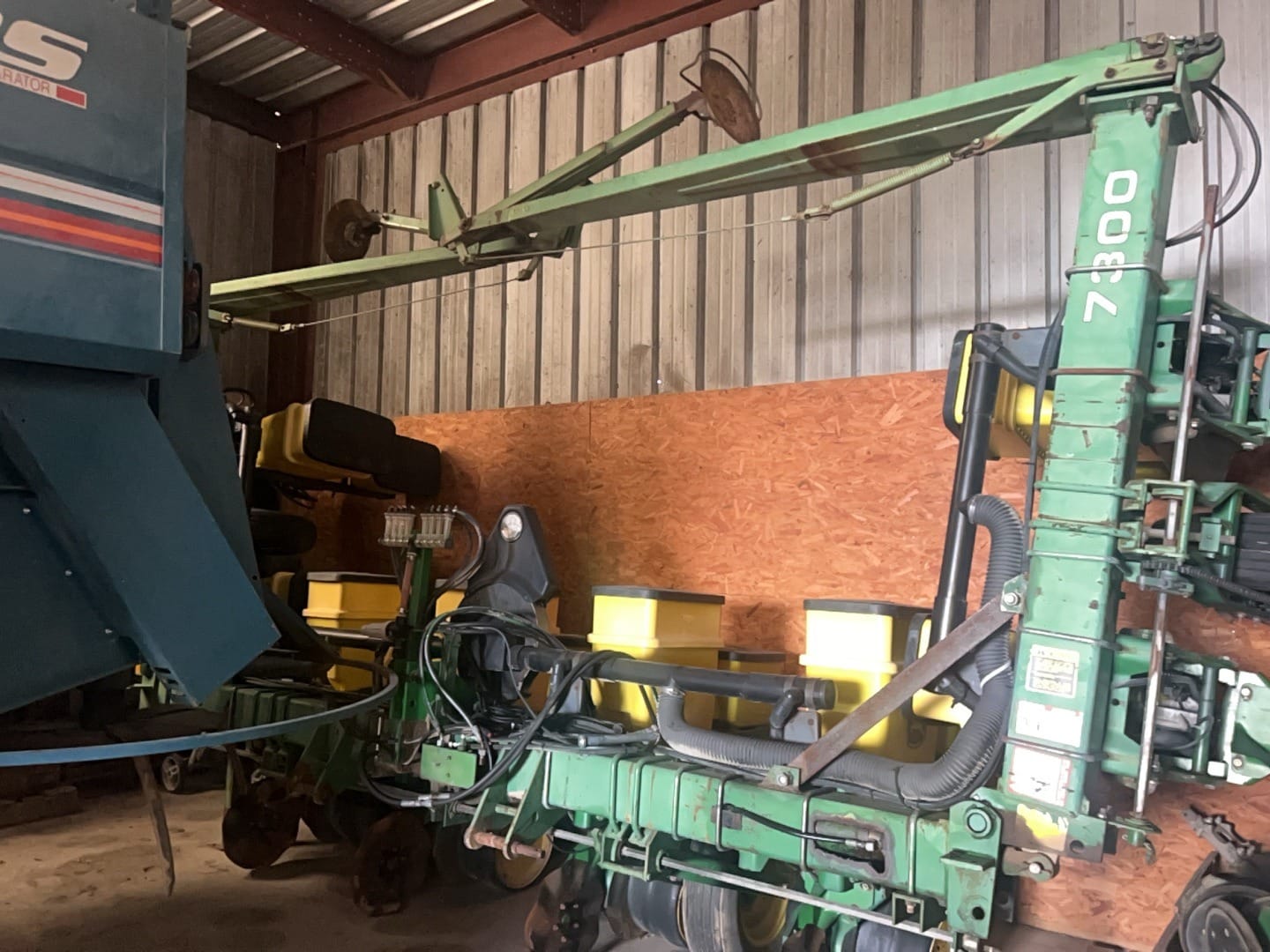 John Deere 7300 Equipment Image0