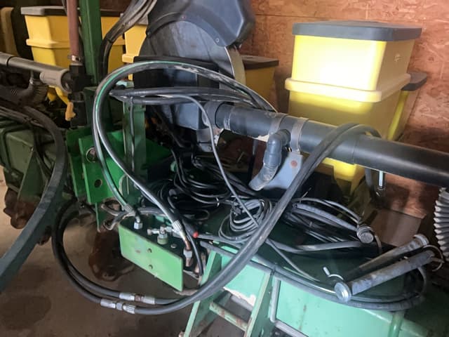 Image of John Deere 7300 equipment image 1