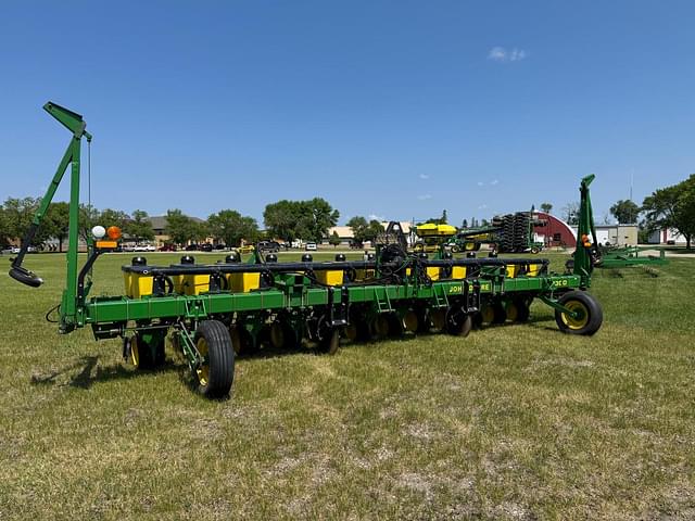 Image of John Deere 7300 equipment image 3