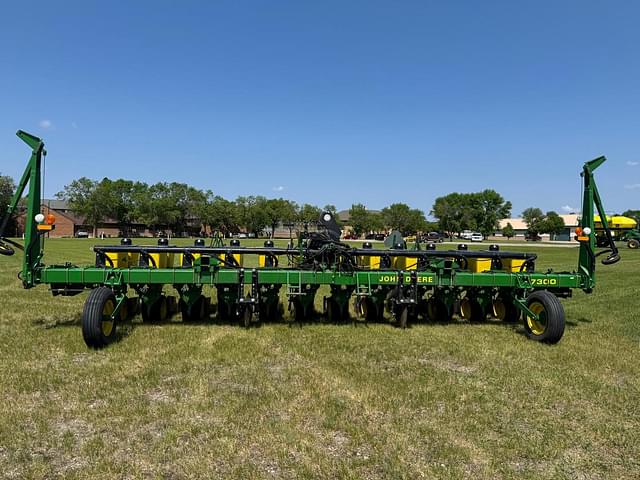 Image of John Deere 7300 equipment image 2