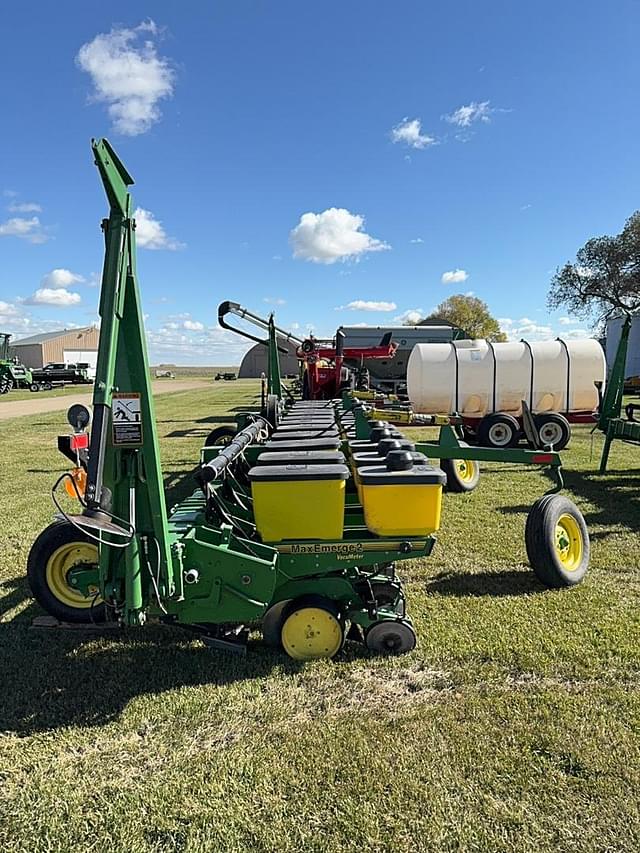 Image of John Deere 7300 equipment image 3