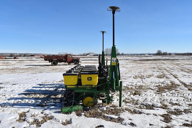 Image of John Deere 7300 equipment image 3