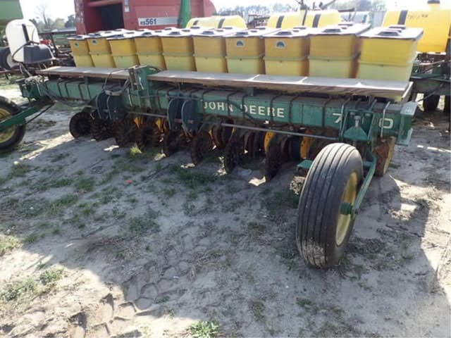 Image of John Deere 7300 equipment image 1